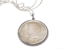 Lade das Bild in den Galerie-Viewer, Half Dollar USA 1964 Kennedy Silber Münze Kette Anhänger JFK In God We Trust | 835er 900er