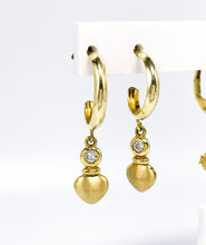 Lade das Bild in den Galerie-Viewer, Herzförmige Ohrringe Creolen I Gold Goldschmuck I Herz I Liebe I 8 Karat 333K