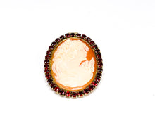 Lade das Bild in den Galerie-Viewer, Vintage Schmuck I Gemme Brosche Anhänger I vergoldet Silber I *granat rot* I 925er