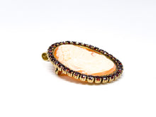 Lade das Bild in den Galerie-Viewer, Vintage Schmuck I Gemme Brosche Anhänger I vergoldet Silber I *granat rot* I 925er