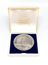 Lade das Bild in den Galerie-Viewer, Irak Silbermedaille 1972 – Zentralbank Irak – Öl-Verstaatlichung – Huguenin – 101 gr