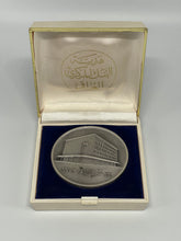 Lade das Bild in den Galerie-Viewer, Irak Silbermedaille 1972 – Zentralbank Irak – Öl-Verstaatlichung – Huguenin – 101 gr
