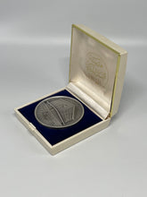 Lade das Bild in den Galerie-Viewer, Irak Silbermedaille 1972 – Zentralbank Irak – Öl-Verstaatlichung – Huguenin – 101 gr