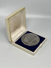 Lade das Bild in den Galerie-Viewer, Irak Silbermedaille 1972 – Zentralbank Irak – Öl-Verstaatlichung – Huguenin – 101 gr