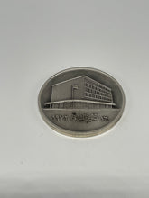 Lade das Bild in den Galerie-Viewer, Irak Silbermedaille 1972 – Zentralbank Irak – Öl-Verstaatlichung – Huguenin – 101 gr