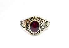 Lade das Bild in den Galerie-Viewer, College High School I Siegelring Bernards Ring I USA I Herren Ring I "BAND/ CLABS/ HJ" 1987 I 10K 417 Karat Gold I + roter Stein