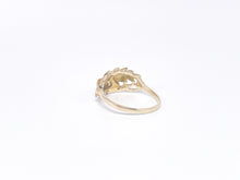 Lade das Bild in den Galerie-Viewer, *Goldring-Kreuzblattschmuckstück* I "Black Hills" I Weinblätter I Kreuz (Kreuzemuster) I Tricolor Roségold Gold Weißgold Ring I USA I 417 Karat 10K