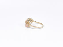 Lade das Bild in den Galerie-Viewer, *Goldring-Kreuzblattschmuckstück* I "Black Hills" I Weinblätter I Kreuz (Kreuzemuster) I Tricolor Roségold Gold Weißgold Ring I USA I 417 Karat 10K