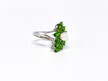 Lade das Bild in den Galerie-Viewer, Vintage Schmuck I Silber Ring mit weißer Perle & grünen Steinchen I 925er
