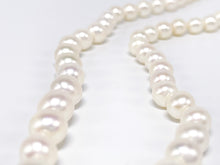 Lade das Bild in den Galerie-Viewer, feine zarte Damen Perlenkette I Perlenschmuck Perlen Kette I weiß I 44cm 14 Karat 585K