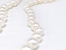 Lade das Bild in den Galerie-Viewer, feine zarte Damen Perlenkette I Perlenschmuck Perlen Kette I weiß I 44cm 14 Karat 585K