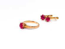 Lade das Bild in den Galerie-Viewer, Vintage Art Deco | Roségold Rotgold Gold | Ring + Ohrringe | UDSSR | Rubin - Smaragd rot | 14 Karat 585K 583K