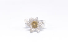 Lade das Bild in den Galerie-Viewer, Blumen Silber Ring | Silberschmuck | Schmuck | gelber Stein weiße Perlen | Gr. 63 | 925er