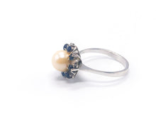 Lade das Bild in den Galerie-Viewer, Vintage - Antik Schmuck I Weißgold Ring I Perle + Saphirblaue Steine I 14 Karat 585K