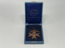 Lade das Bild in den Galerie-Viewer, Militaria | Militärverdienstkreuz 3. Klasse mit Schwertern + Etui | Deutschland
