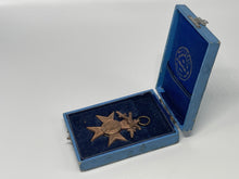 Lade das Bild in den Galerie-Viewer, Militaria | Militärverdienstkreuz 3. Klasse mit Schwertern + Etui | Deutschland
