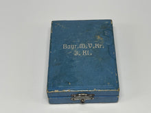 Lade das Bild in den Galerie-Viewer, Militaria | Militärverdienstkreuz 3. Klasse mit Schwertern + Etui | Deutschland

