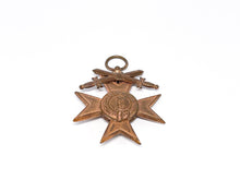 Lade das Bild in den Galerie-Viewer, Militaria | Militärverdienstkreuz 3. Klasse mit Schwertern + Etui | Deutschland
