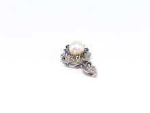 Lade das Bild in den Galerie-Viewer, Vintage I Weißgold Anhänger I Zartrose Akoya Perle I 9x Saphir I Gold Schmuck I 14 Karat 585K
