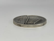Lade das Bild in den Galerie-Viewer, Irak Silbermedaille 1972 – Zentralbank Irak – Öl-Verstaatlichung – Huguenin – 101 gr

