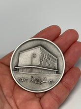 Lade das Bild in den Galerie-Viewer, Irak Silbermedaille 1972 – Zentralbank Irak – Öl-Verstaatlichung – Huguenin – 101 gr
