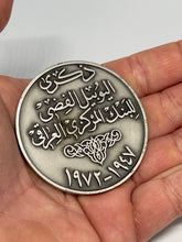 Lade das Bild in den Galerie-Viewer, Irak Silbermedaille 1972 – Zentralbank Irak – Öl-Verstaatlichung – Huguenin – 101 gr
