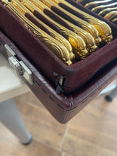 Lade das Bild in den Galerie-Viewer, 23/24 Karat hartvergoldetes Besteckset Solingen 70-teilig | 12 Personen + Koffer
